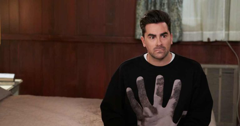 Dan Levy slams channel that cut gay kiss in ‘Schitt’s Creek’ – Los Angeles Times