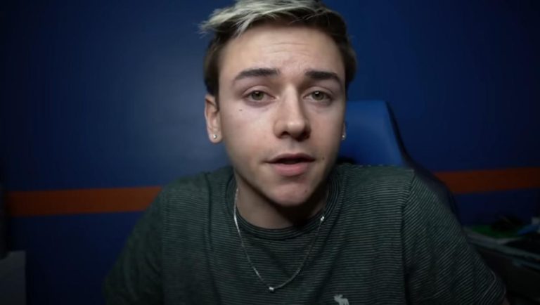 Gay YouTuber asks; Should gay guys ever pretend to be straight? (video) – Los Angeles Blade