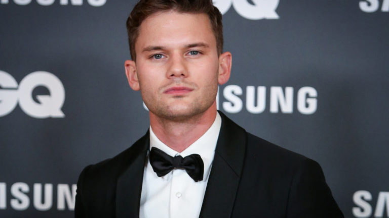 ‘Green Lantern’: Jeremy Irvine Set to Play Gay Superhero Alan Scott – TV Insider