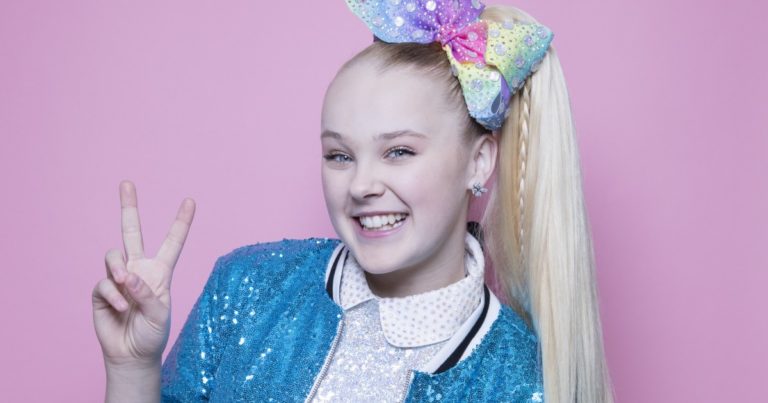 JoJo Siwa comes out as gay? Her T-shirt suggests she did – Los Angeles Times