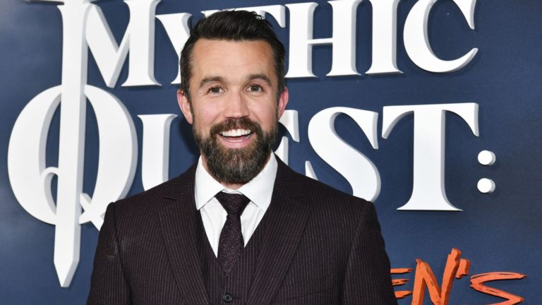 Rob McElhenney Gushes to GLAAD About His Gay Moms – NewNowNext