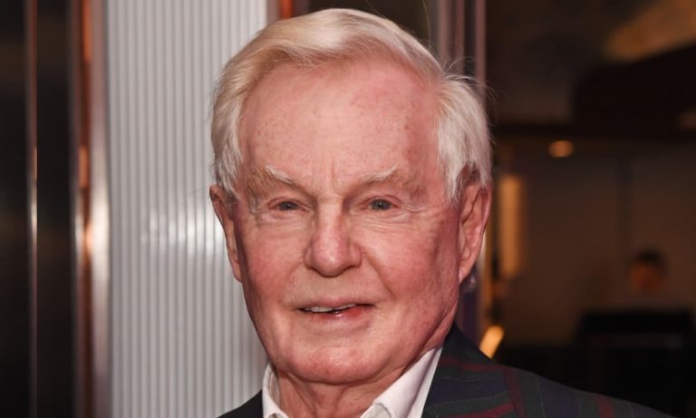 Legendary thespian Derek Jacobi weighs in on straight actors playing queer roles – PinkNews