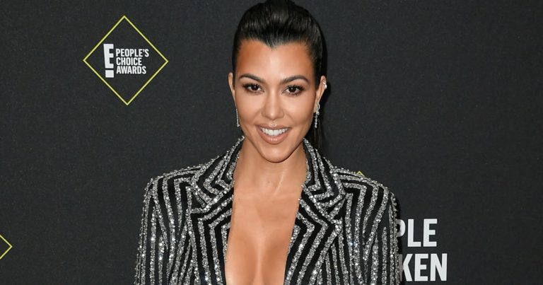 My Abs and Arms Hurt Just Watching Kourtney Kardashian’s Levitating Trapeze Table Workout – POPSUGAR