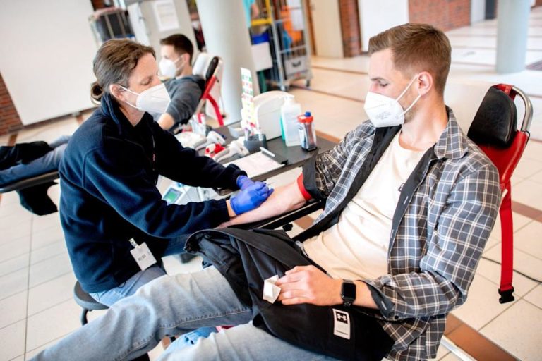 NHS Invites More Gay and Bisexual Men to Give Blood in New Changes to Donation Eligibility – Yahoo Lifestyle UK