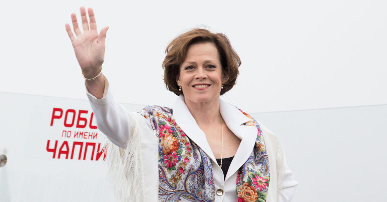 Sigourney Weaver Praises Gov. Whitmer for Banning Use of Funds For Conversion Therapy While Discussing Gay Activist Role – pride source.com