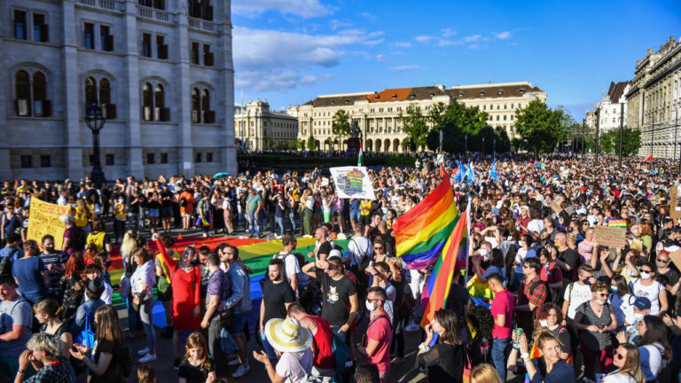 Thousands in Hungary protest anti-LGBT bills in front of parliament – FRANCE 24 English