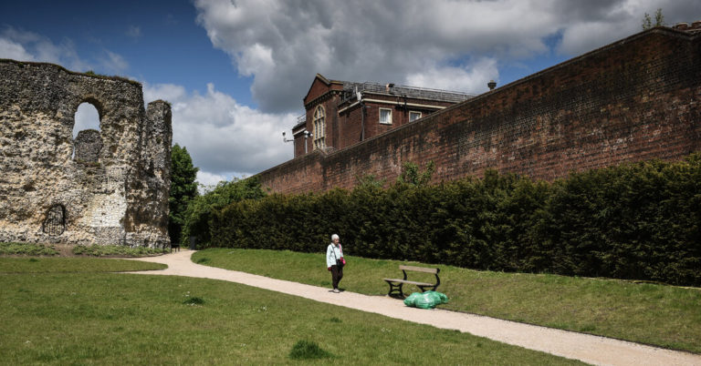 Where Oscar Wilde Once Slept (in Prison Garb) – The New York Times